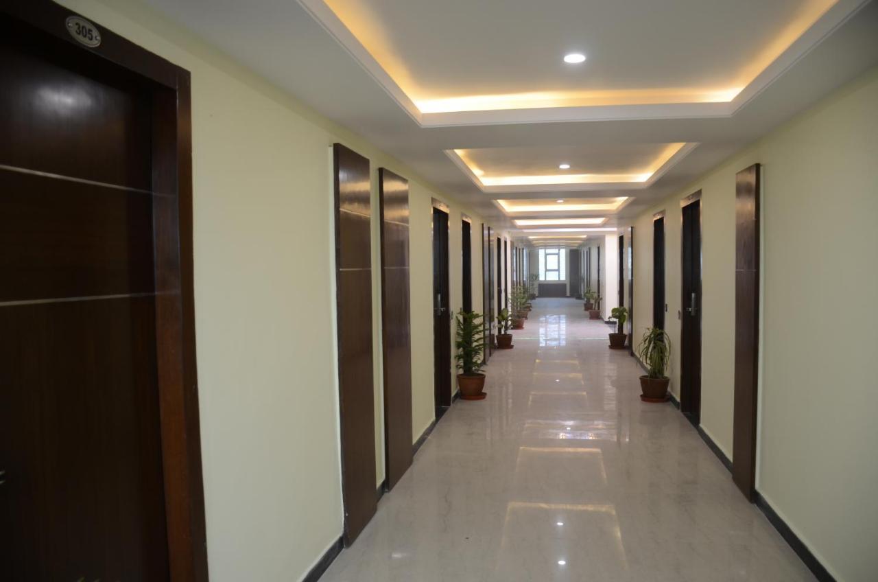 Отель Puja Residency Варанаси Экстерьер фото