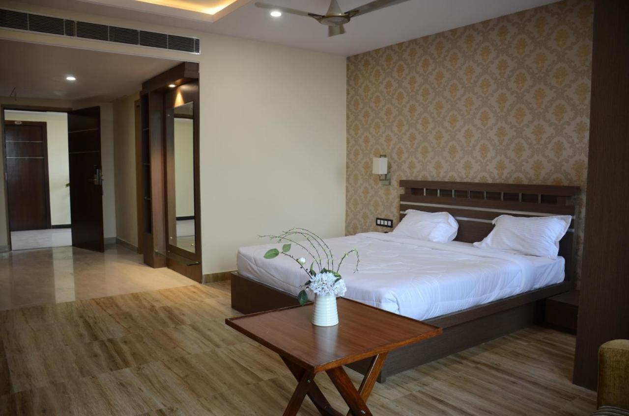 Отель Puja Residency Варанаси Экстерьер фото