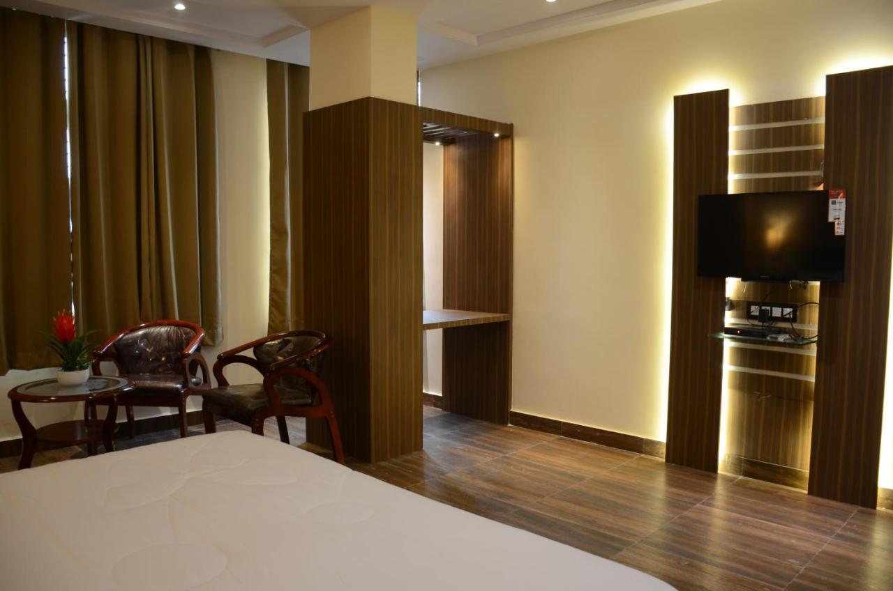 Отель Puja Residency Варанаси Экстерьер фото