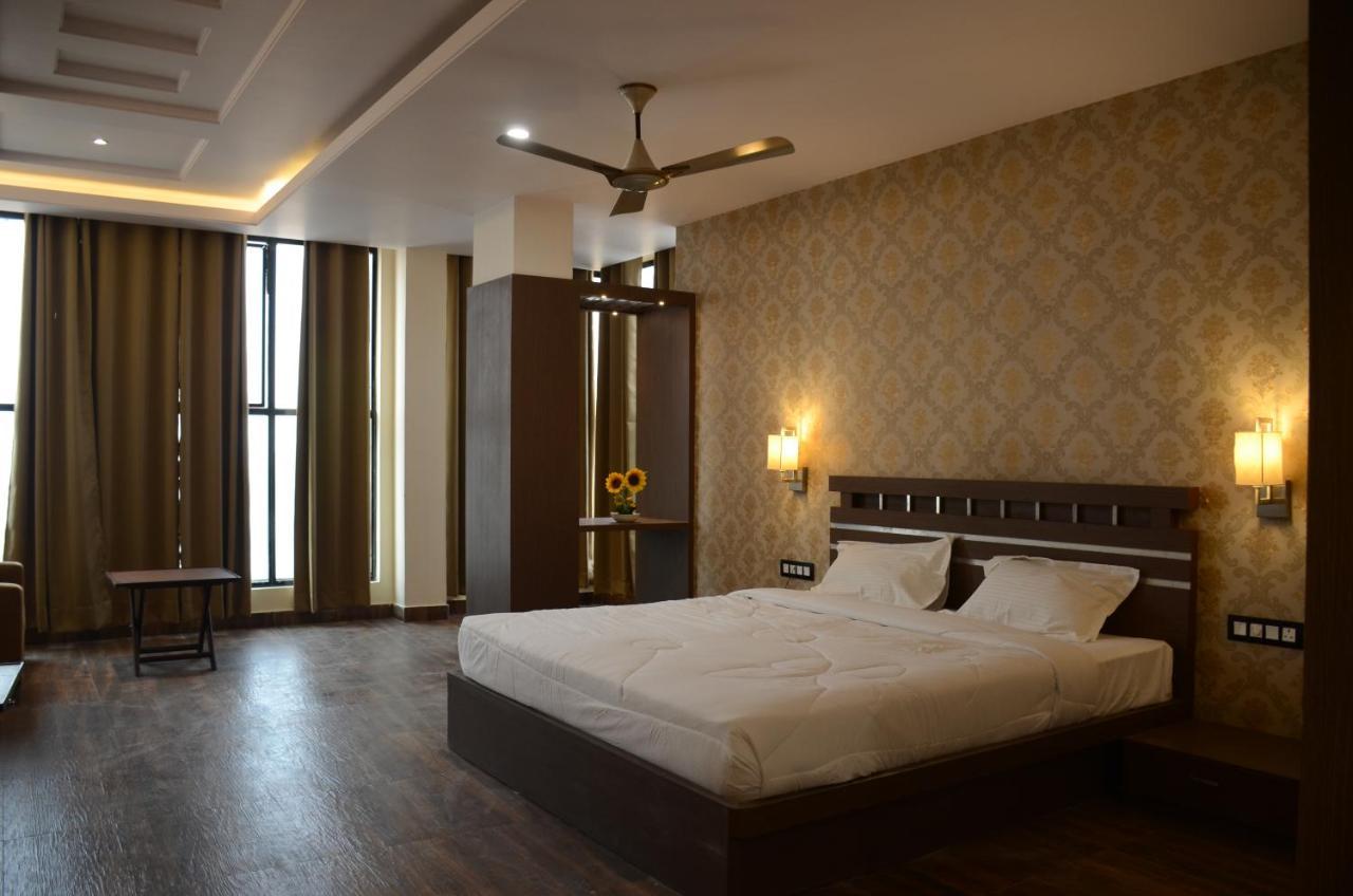 Отель Puja Residency Варанаси Экстерьер фото