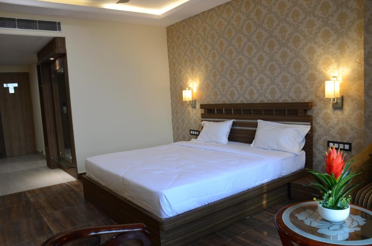 Отель Puja Residency Варанаси Экстерьер фото